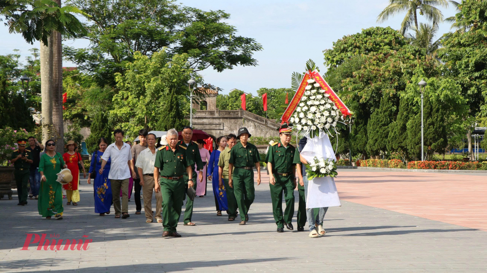 Đặc biệt du khách khi đến thăm quan dâng hương tại đây luôn giữ thái độ trang nghiêm, đi nhẹ nói khẽ, không đùa giỡn hay làm ồn ào trong khu di tích.