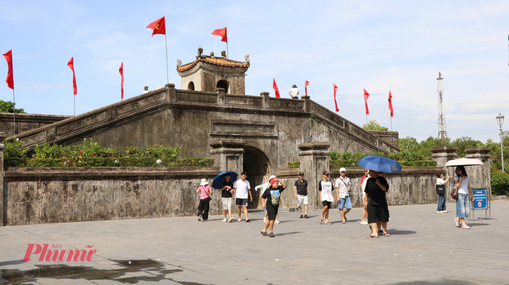 Một mẹo nhỏ cho du khách đến tham quan là chúng ta nên  vào buổi sáng sớm để tránh nắng nóng, mang giày thoải mái vì khu vực rộng. Chụp ảnh tại cổng Đông để lưu giữ nét kiến trúc nguyên bản.