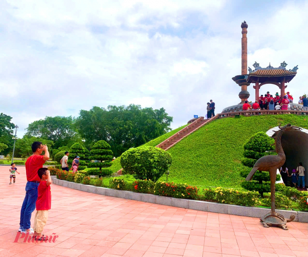 Một mẹo nhỏ cho du khách đến tham quan là chúng ta nên  vào buổi sáng sớm để tránh nắng nóng, mang giày thoải mái vì khu vực rộng. Chụp ảnh tại cổng Đông để lưu giữ nét kiến trúc nguyên bản