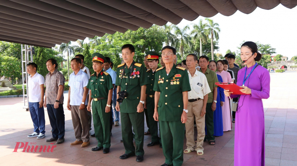 Du khách có thể mua hoa, hương để dâng tại Đài tưởng niệm. Khu di tích có dịch vụ hướng dẫn làm lễ dâng hương (có tính phí) nếu đoàn có nhu cầu