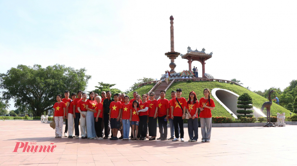 Khi đến thăm Thành cố Quảng Trị Du khách nên mặc trang phục lịch sự, kín đáo, thể hiện sự tôn nghiêm khi đến thăm một di tích lịch sử và là nơi yên nghỉ của các anh hùng liệt sĩ.