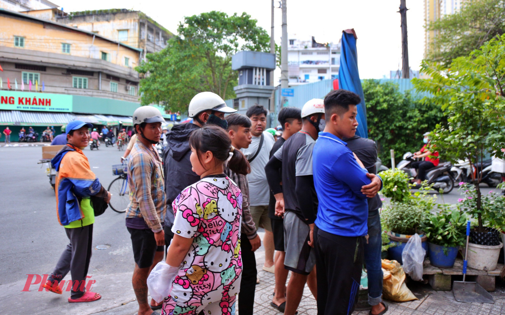 Chiều 6/9 (nhằm 15/7 Âm lịch), nhiều hộ dân kinh doanh buôn bán ở TPHCM tổ chức cúng Rằm tháng 7, hay còn gọi là “cúng cô hồn”. Đây cũng là phong tục hàng năm của người dân, đặc biệt là người hoa ở khu vực Chợ Lớn TPHCM.