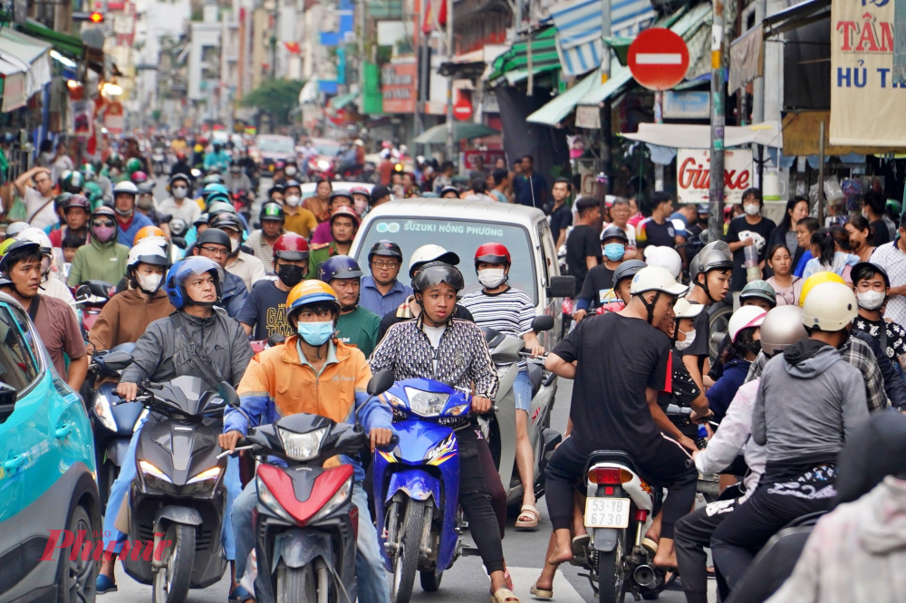 Cả trăm thanh niên tranh giành giật cô hồn khiến một số tuyến đường hướng về vòng xoay 5 Ngọn đèn bị tắc nghẽn. Thậm chí có một số thanh niên vứt xe giữa đường khiến phương tiện va trúng người đi dân đang đi bộ. 