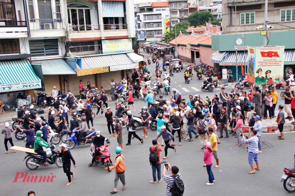 Khu vực vòng xoay náo loạn khi các thanh niên tranh giành, đuối nhau chạy tán loạn