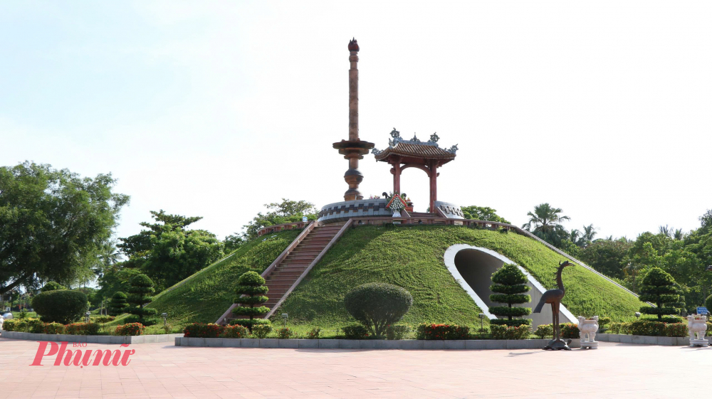 Thành cổ Quảng Trị không chỉ là một công trình kiến trúc cổ kính mà còn là một chứng tích lịch sử hào hùng, nơi ghi dấu cuộc chiến đấu 81 ngày đêm khốc liệt năm 1972. Nơi đây đã trở thành biểu tượng bất diệt cho tinh thần quật cường, hy sinh anh dũng của quân và dân Việt Nam vì độc lập, tự do và thống nhất đất nước. Mỗi tấc đất nơi đây đều thấm đẫm máu xương của những người con ưu tú đã ngã xuống.