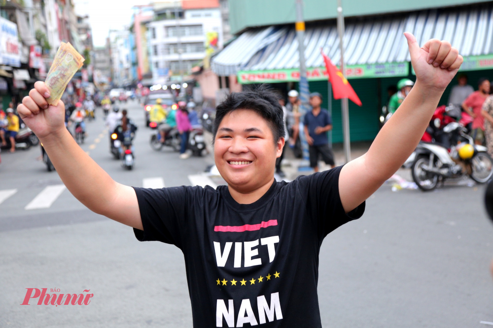 Anh Khôi, 21 tuổi, phường Chợ Lớn cho biết tranh thủ xin nghỉ một ngày làm để đi giật cô hồn