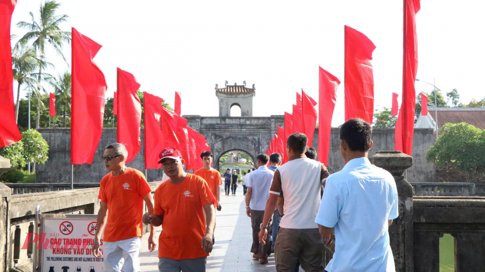 Vé tham quan Thành cổ Quảng Trị hiện tại là miễn phí. Chi phí phát sinh (nếu có) là cho dịch vụ dâng hương hoặc thuê thuyết minh viên