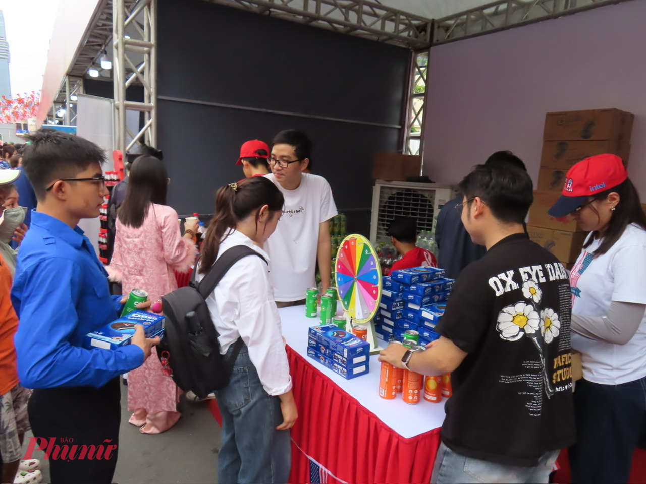 Gian hàng quay xố trúng thưởng thu hút nhiều người tham gia dù phải xếp hàng