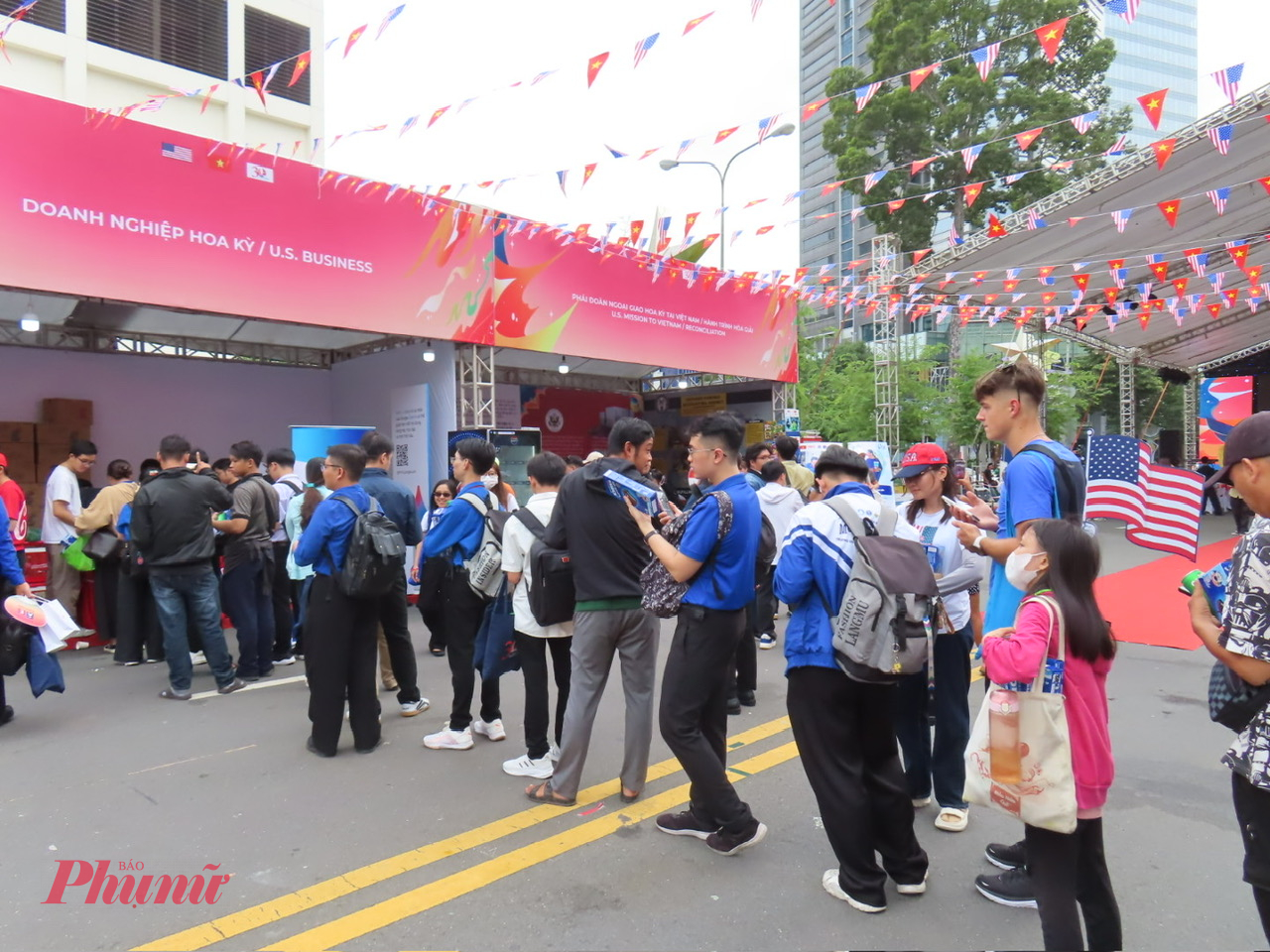 Người dân kiên nhẫn xếp hàng chờ đến lượt tham gia quay số trúng thưởng