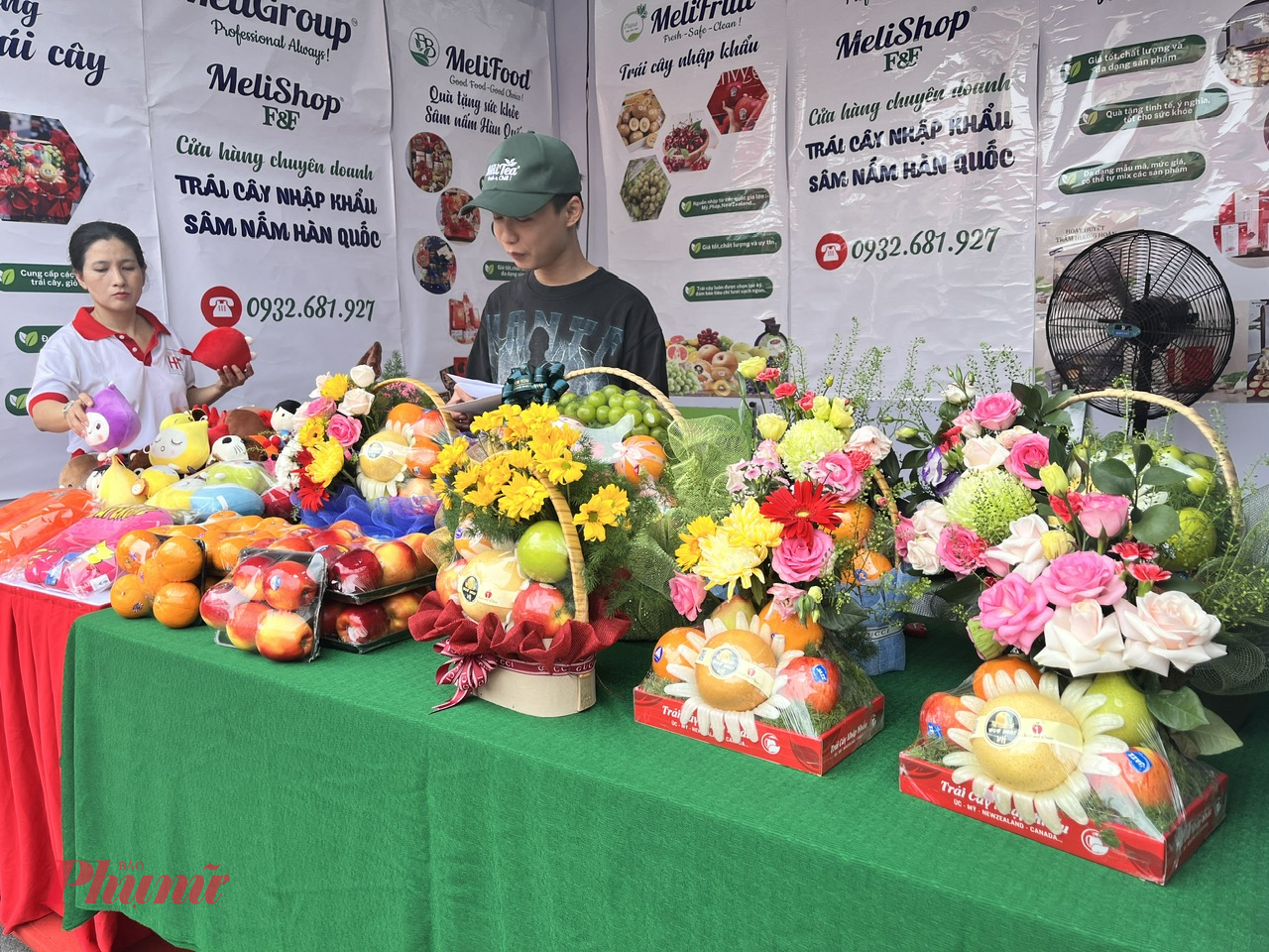 Một gian hàng trái cây trình bày đẹp mắt 