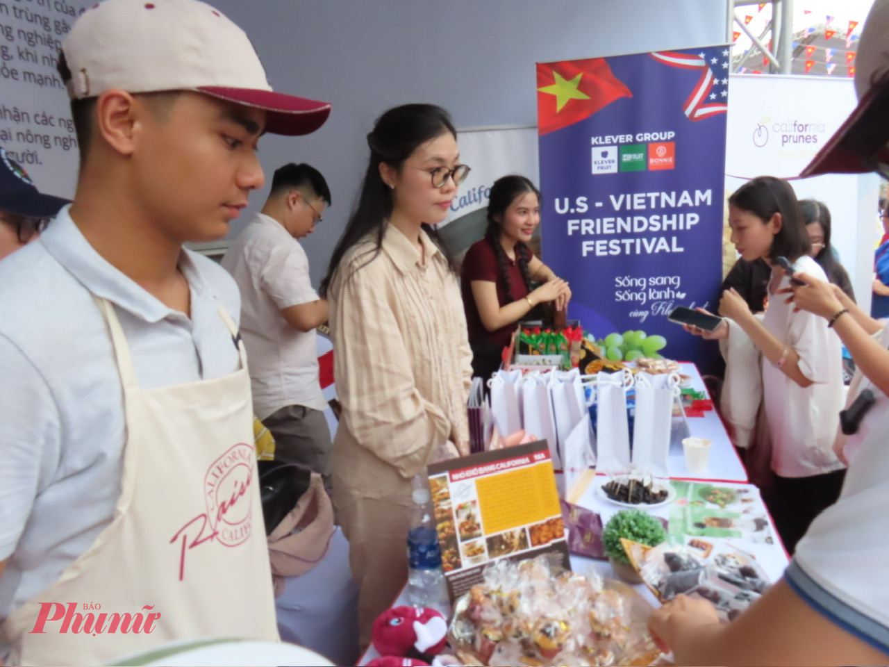 Người dân tham gia trải nghiệm gian hàng