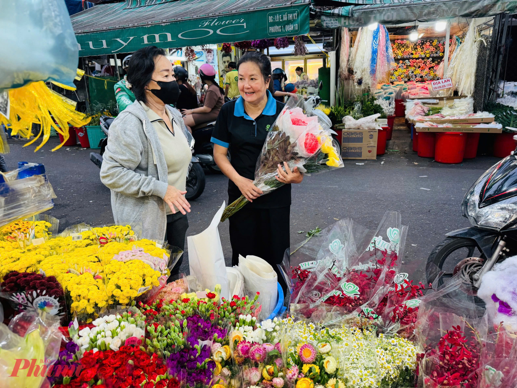 Dù một số sạp có trưng bày thêm hoa sen (80.000 đồng/bó) và hoa lài để thu hút khách, nhưng sức mua cho các loại hoa này cũng rất chậm, không thể so với không khí nhộn nhịp của những mùa Rằm tháng Bảy trước đây.