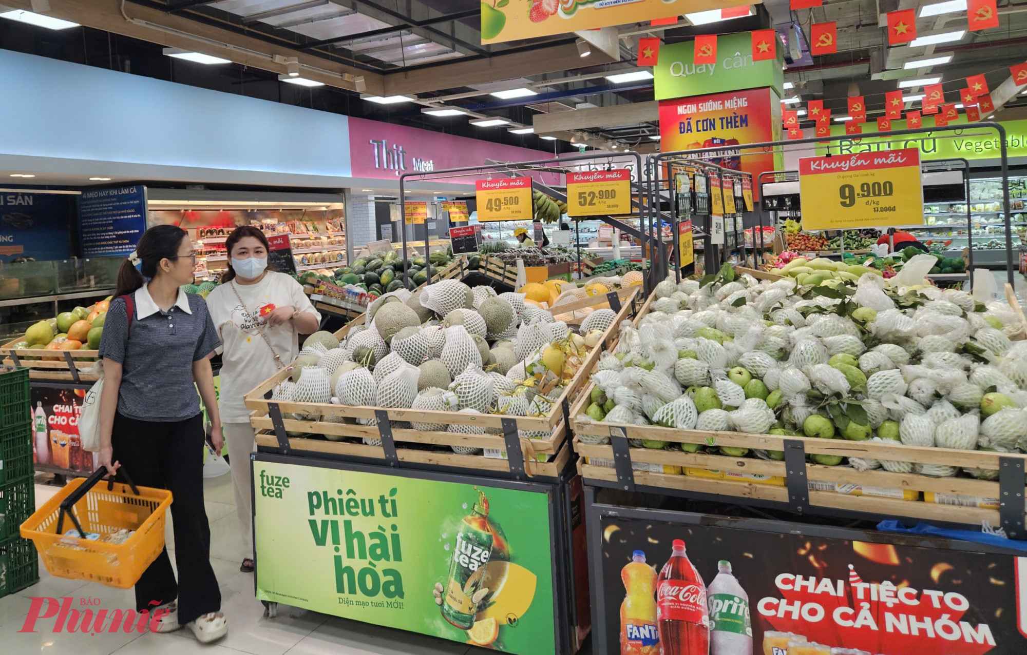  Các mặt hàng trái cây và rau củ cũng được Co.opmart, Co.opXtra điều chỉnh giảm đáng kể, trong đó dưa lưới ruột cam từ 59.000 đồng xuống 52.900 đồng/kg, ổi Đài Loan chỉ còn 9.900 đồng/kg, còn đu đủ vàng, dừa xiêm, chuối sứ, xoài Cát Chu, bưởi da xanh, thanh long ruột đỏ, cam sành… đều giảm phổ biến 15 - 20%.