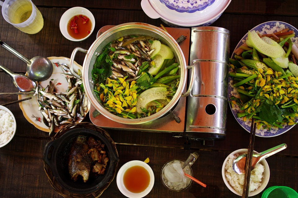 Lẩu cá linh bông điên điển  Đây là một những đặc sản luôn được người miền Tây mang ra mời khách mỗi khi mùa nước nổi về. Lũ bắt đầu dâng, cá từ thượng nguồn xuôi về, lên đồng để đẻ là lúc báo hiệu mùa cá linh. Tuỳ theo từng vùng mà cá linh được người dân nấu bằng nhiều cách khác nhau. Cạnh bên nồi nước lẩu toả khói là đĩa cá linh tươi roi rói, đĩa bông điên điển vàng rực, kèm theo đó là các loại rau khác như rau muống, rau nhút... Cá linh dễ chín nên ăn lúc nào khách cho vào lúc đó để hương vị được ngon hơn. Ăn kèm với lẩu cá là bún tươi hoặc cơm trắng, và không thể thiếu chén nước mắm ớt để chấm.