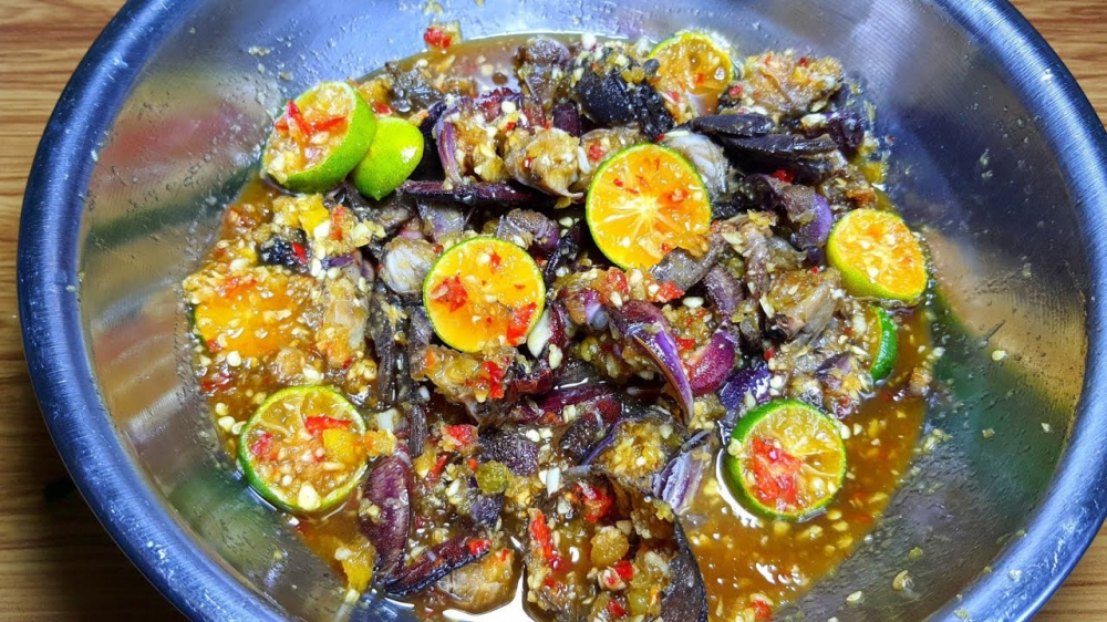 Những món ăn từ ba khía (có hình dáng giống cua nhưng nhỏ hơn, với ba gạch đặc trưng trên lưng) rất thân quen với người dân vùng sông nước miền Tây và đã đi vào bữa cơm thân thuộc của nhiều gia đình nơi đây, đặc biệt là vào mùa nước nổi. Để có được món ba khía muối ngon, người dân phải chọn những con ba khía tươi sống, sau đó rửa sạch và ướp muối theo công thức gia truyền. Bí quyết để chọn ba khía ngon là bẻ ngoe, nếu thấy đầy thịt là ba khía tươi, chắc, còn ngoe trống rỗng là ba khía muối lâu ngày hoặc bị bủng. Ba khía muối là đặc sản nổi tiếng nhất ở Bạc Liêu, nơi có nghề làm ba khía muối truyền thống lâu đời. Món ba khía muối thường được gỡ bỏ vỏ, trộn đều với tỏi ớt băm, đường, và chanh. Chỉ cần đợi tầm 30 phút cho gia vị ngấm đều là có thể thưởng thức. Món ăn này đẫm vị ngọt của đường, vị chua của chanh, vị cay nồng của tỏi ớt, và vị mặn đậm đà của ba khía, tạo nên một hương vị hài hòa, kích thích vị giác.