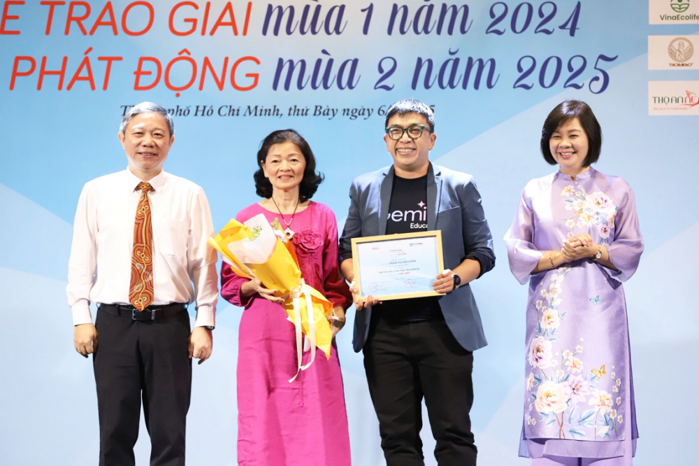 Khi đạo hiếu trở thành tài sản vô giá Ông Dương Anh Đức (bìa trái) - Ủy viên Ban Thường vụ, Trưởng ban Tuyên giáo và Dân vận Thành ủy TPHCM và bà Lý Việt Trung (bìa phải) - Tổng biên tập Báo Phụ nữ TPHCM - chúc mừng tác giả Bung Trần (thứ hai từ phải sang) - người đoạt giải Đặc biệt cuộc thi viết Doanh nhân với chữ hiếu và gia đình lần thứ nhất và bà Lý Ngọc Dung - phu nhân của doanh nhân Lý Ngọc Minh - nhân vật trong bài viết của anh - ẢNH: THÀNH LÂM