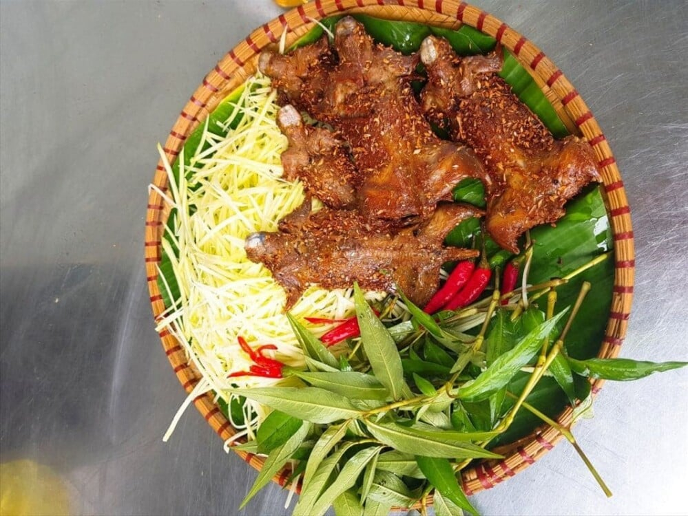 Nếu không phải là người dân miền Tây hoặc chưa từng tiếp xúc với ẩm thực vùng sông nước, nghe đến thịt chuột nhiều người sẽ cảm thấy e ngại. Tuy nhiên, đây là những chú chuột đồng, sinh sống và ăn lúa gạo trên các cánh đồng lúa, nên thịt chúng rất sạch và không mang nhiều vi khuẩn như chuột cống. Thịt chuột đồng là một món ăn đặc sản, được xem là đệ nhất chuột trong ẩm thực miền Tây.  Thịt chuột có thể được chế biến thành nhiều món ngon như xào sả ớt, khìa nước dừa, hoặc nướng tẩm ướp các loại gia vị như muối ớt, sả. Tuy nhiên, cách chế biến đặc biệt và độc đáo nhất ở miền Tây chính là nướng lu. Chuột để nướng lu phải là những chú chuột đã ăn no lúa chín, béo múp, có trọng lượng lớn. Sau khi làm sạch ruột và cắt móng, chuột được tẩm ướp gia vị kỹ lưỡng, sau đó móc từng con vào lu đất nung.  Quá trình nướng lu đòi hỏi sự tỉ mỉ và kinh nghiệm. Người nướng phải liên tục quay và trở tay, thêm mỡ và nước gia vị để thịt chuột thấm đều và không bị khô. Khoảng một tiếng sau, chuột sẽ chín vàng óng, tỏa ra mùi thơm lừng khó cưỡng.