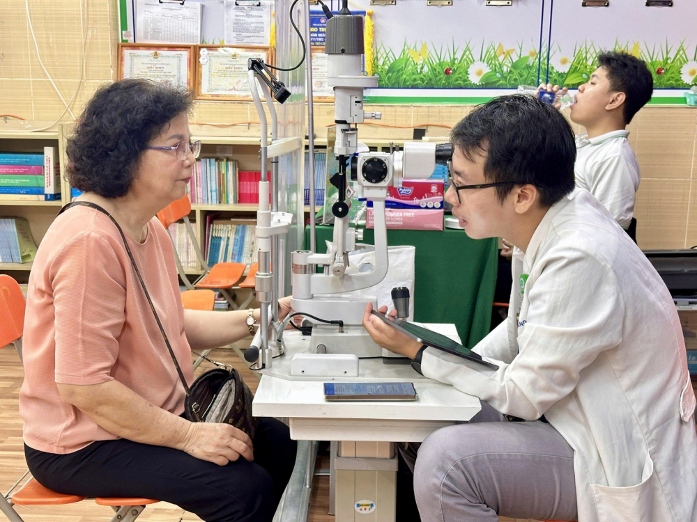 Tủ an sinh thông minh lan tỏa giữa lòng thành phố Người dân tham gia khám sức khỏe miễn phí do Trung tâm An sinh xã hội phường Tân Hưng tổ chức