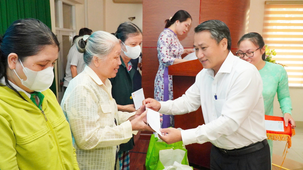 Tủ an sinh thông minh lan tỏa giữa lòng thành phố Người dân khó khăn trên địa bàn phường Tân Mỹ nhận quà hỗ trợ từ Trung tâm An sinh của phường