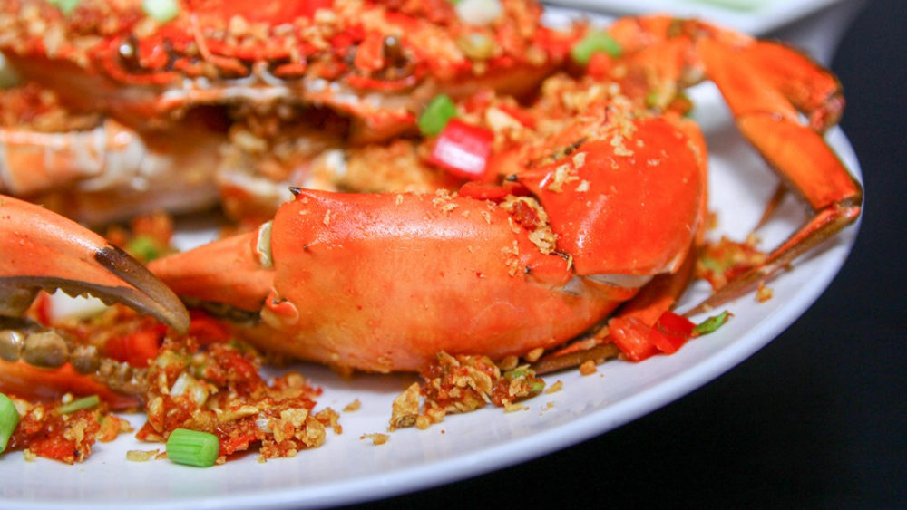 Vào mùa nước nổi, cua đồng ở miền Tây sinh sôi nhiều, thịt chắc và càng cua cũng to, đầy đặn hơn thường lệ. Từ nguồn sản vật ấy, người dân đã chế biến nên món càng cua rang muối – một hương vị dân dã nhưng đầy hấp dẫn. Càng cua sau khi được làm sạch, chiên vàng giòn rồi rang cùng muối hột, sả, ớt, tạo nên lớp áo mặn mà, thơm lừng. Khi thưởng thức, thực khách sẽ cảm nhận rõ sự đối lập thú vị giữa phần vỏ giòn rụm và lớp thịt ngọt mềm bên trong, đậm đà mà vẫn giữ được vị tươi nguyên.