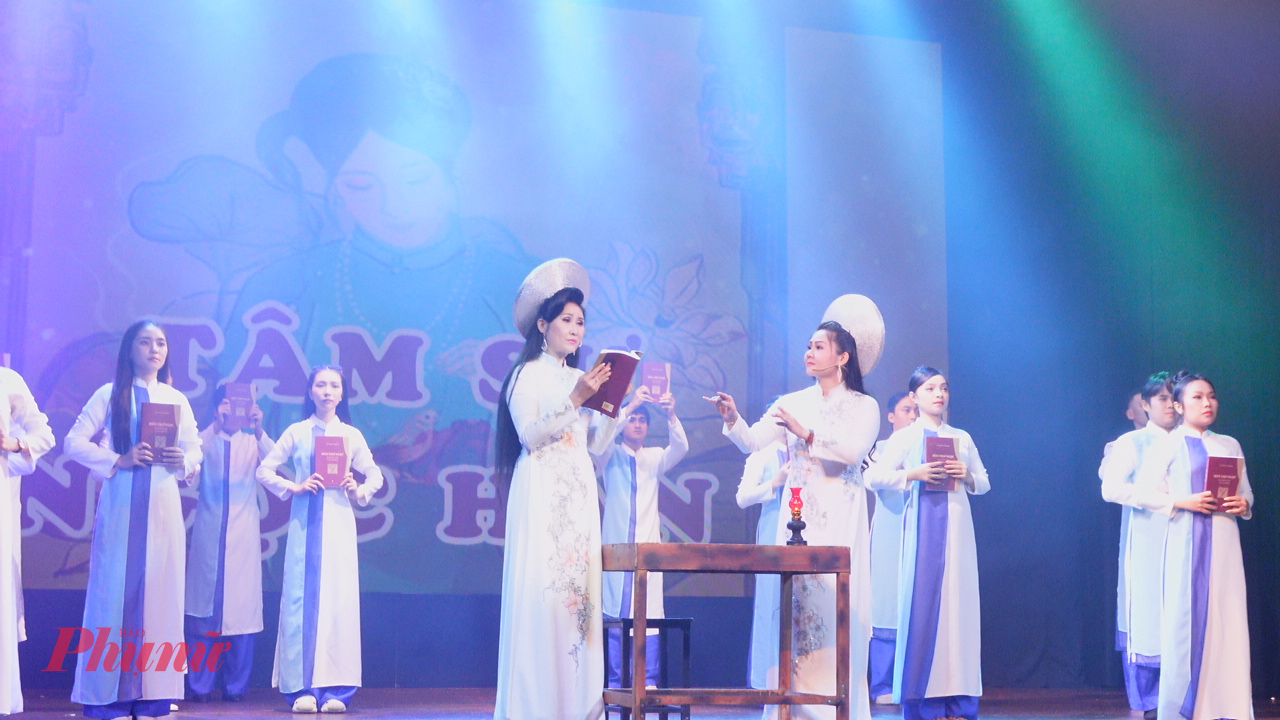NSƯT Tâm Tâm và nghệ sĩ Thanh Thảo trong ca cảnh Nhớ ơn Thầy