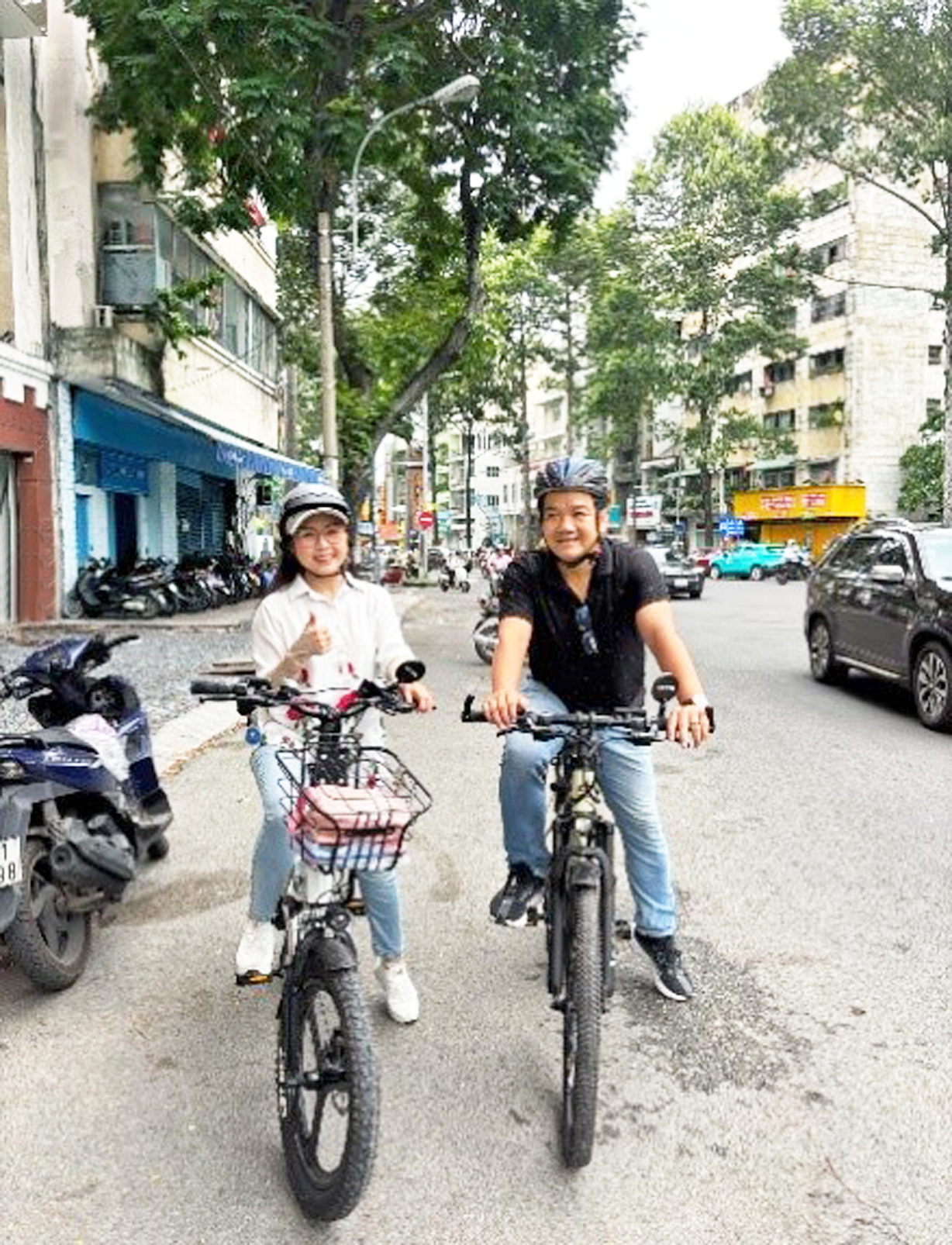 Vợ chồng nghệ sĩ Lê Tứ - Hà Như đi xe đạp cùng nhau