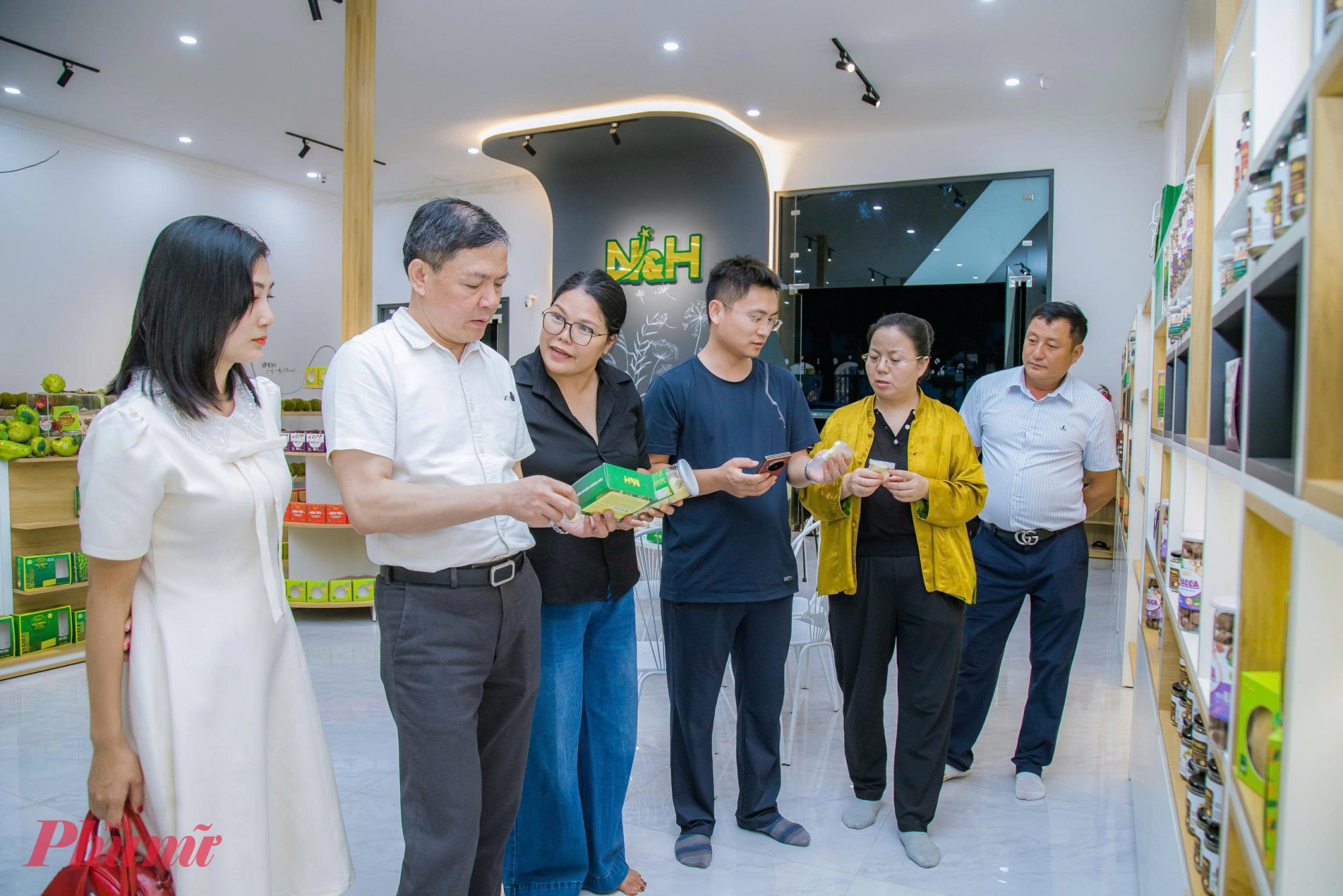 Trong khuôn khổ chương trình, đoàn doanh nghiệp Trung Quốc đã thăm quan cơ sở đóng gói sầu riêng tại xã Ea Knuếc, gian hàng trưng bày của một số doanh nghiệp xuất khẩu.
