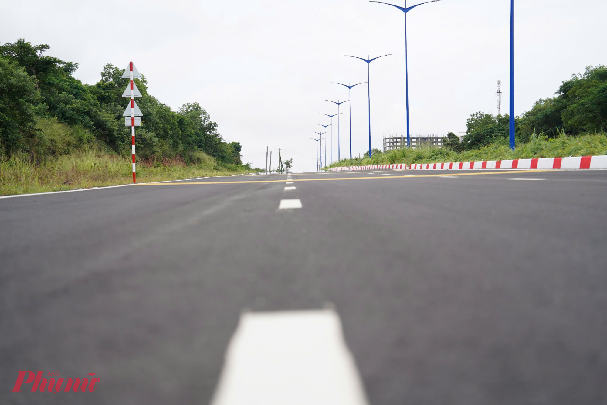 Đoạn tuyến qua xã Phước Hải (thị trấn Phước Hải, huyện Long Đất cũ) đã hoàn thành mở rộng lên 6 làn xe, đồng thời lắp đặt đầy đủ hệ thống biển báo và vỉa hè.