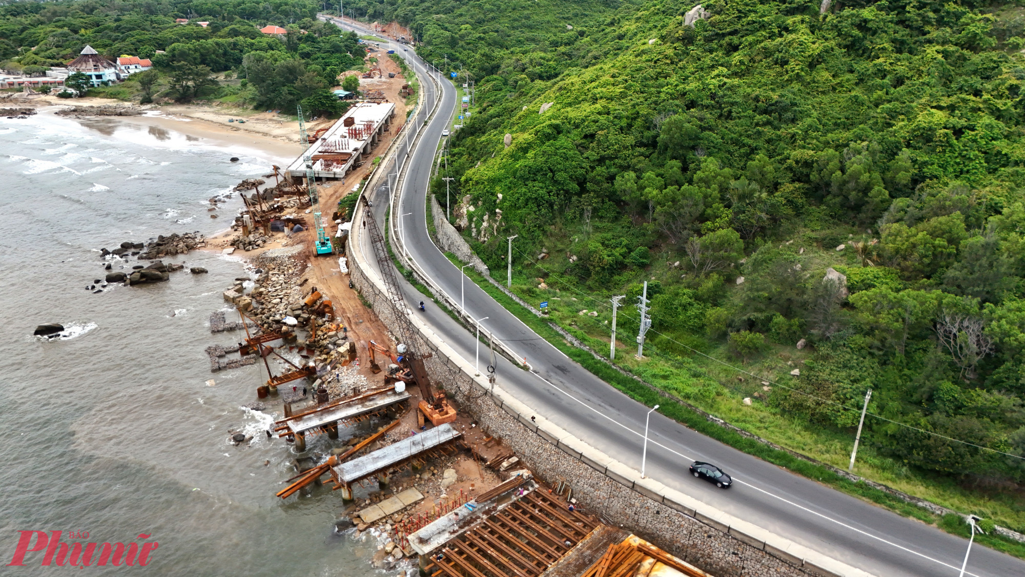 Dự án mở rộng đường ven biển TPHCM – Lâm Đồng dự kiến hoàn thành vào tháng 3/2026, đóng vai trò then chốt trong việc kết nối các khu vực kinh tế và du lịch biển trọng điểm như Phước Hải, Hồ Tràm, Bình Châu (TPHCM) và Sơn Mỹ (Lâm Đồng).