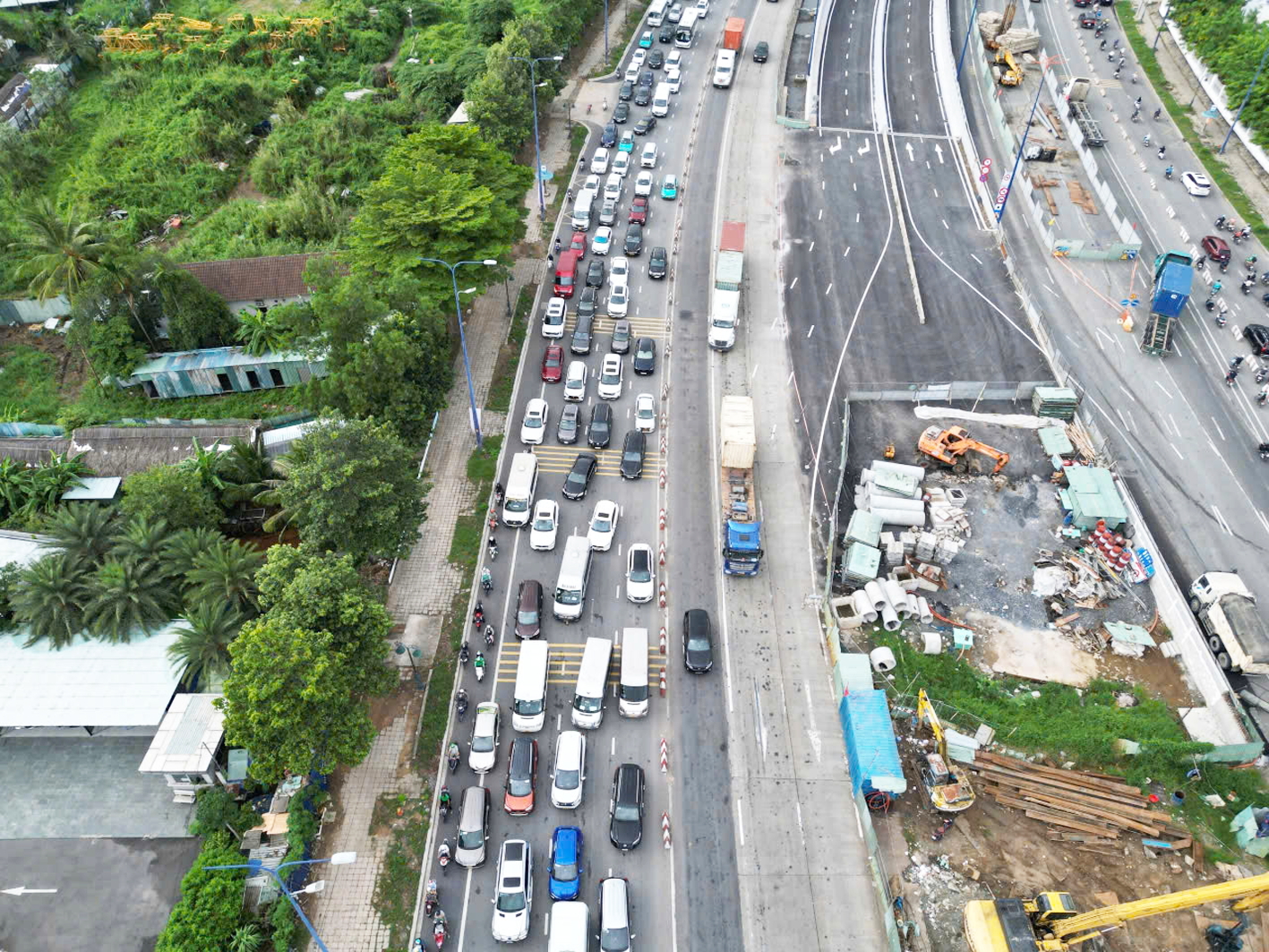 TPHCM mới khó “cất cánh” trên những trục đường quá tải Đường cao tốc TPHCM - Long Thành - Dầu Giây, trục giao thông huyết mạch kết nối TPHCM và Bà Rịa - Vũng Tàu trước đây, thường xuyên ùn ứ, quá tải, xe không thể chạy tốc độ cao