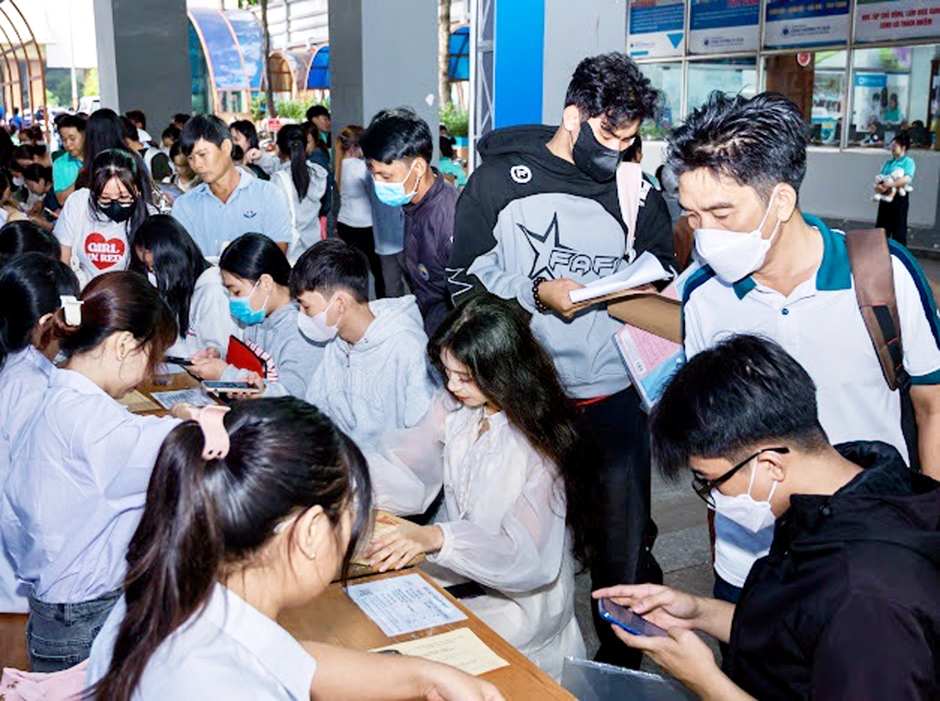Tuyển sinh đại học 2025: Chỉ tiêu tuyển bổ sung nhiều, thí sinh chẳng còn bao nhiêu Thí sinh trúng tuyển làm thủ tục nhập học tại Trường đại học Công Thương TPHCM vào đầu tháng 9/2025