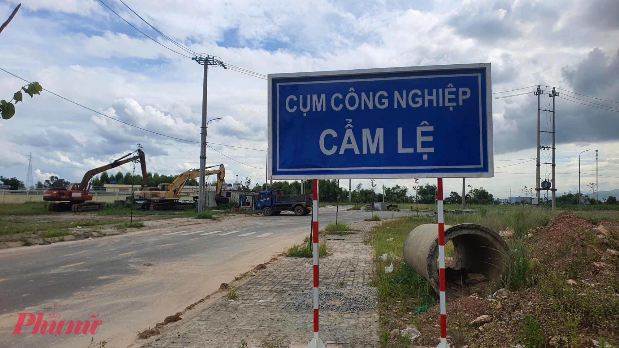 Dự án Hạ tầng kỹ thuật Cụm công nghiệp Cẩm Lệ được UBND quận Cẩm Lệ (TP Đà Nẵng cũ) triển khai xây dựng từ năm 2019, với tổng mức đầu tư được phê duyệt 250 tỉ đồng.