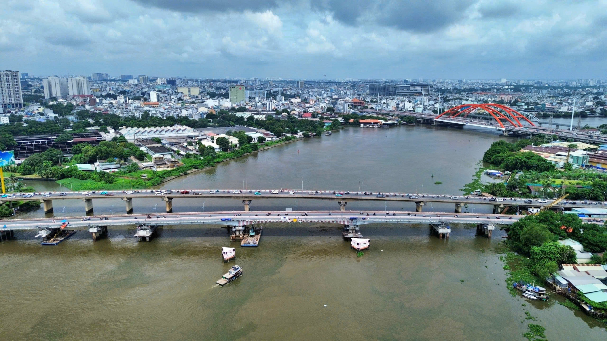 Cầu Bình Triệu 1 đang được tiến hành nâng tĩnh không. Ảnh Nguyễn Văn