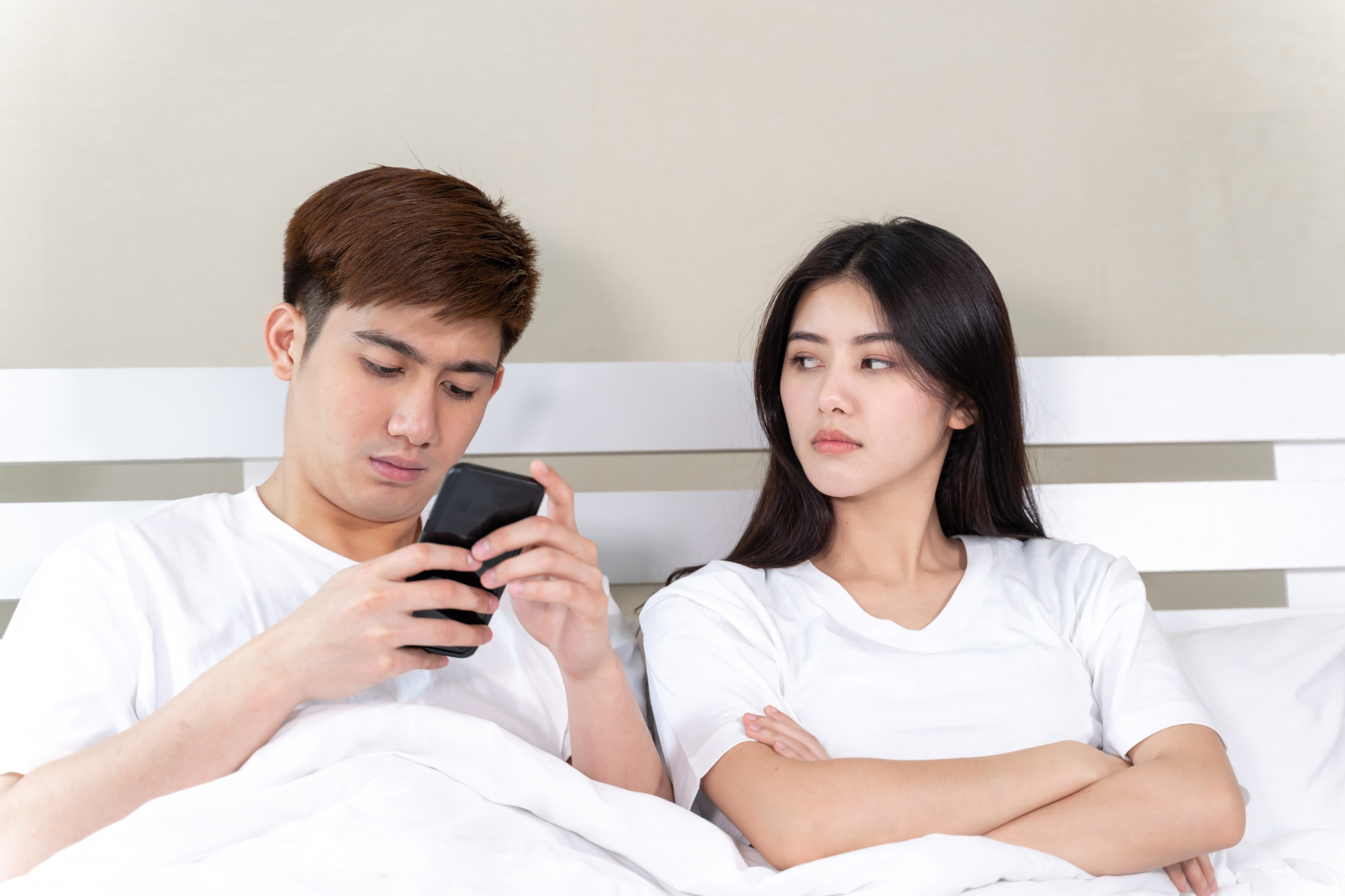 Dành thời gian nhiều trên thế giới ảo cũng là nguyên nhân khiến nhiều cặp đôi tranh cãi - Ảnh: Freepik