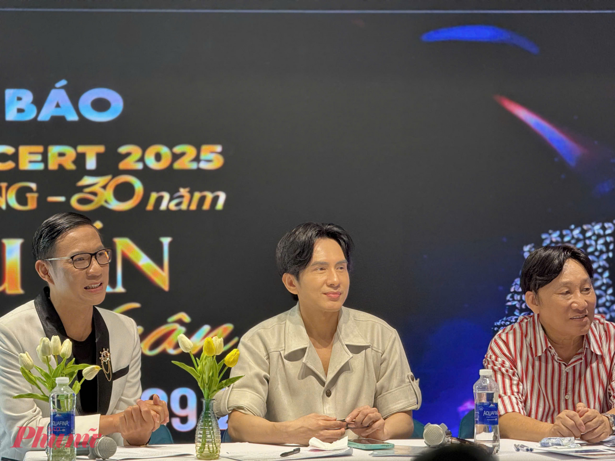 Ca sĩ Đan Trường, ông bầu Hoàng Tuấn (bìa phải) trong sự kiện công bố live concert vào chiều 8/9, tại TPHCM