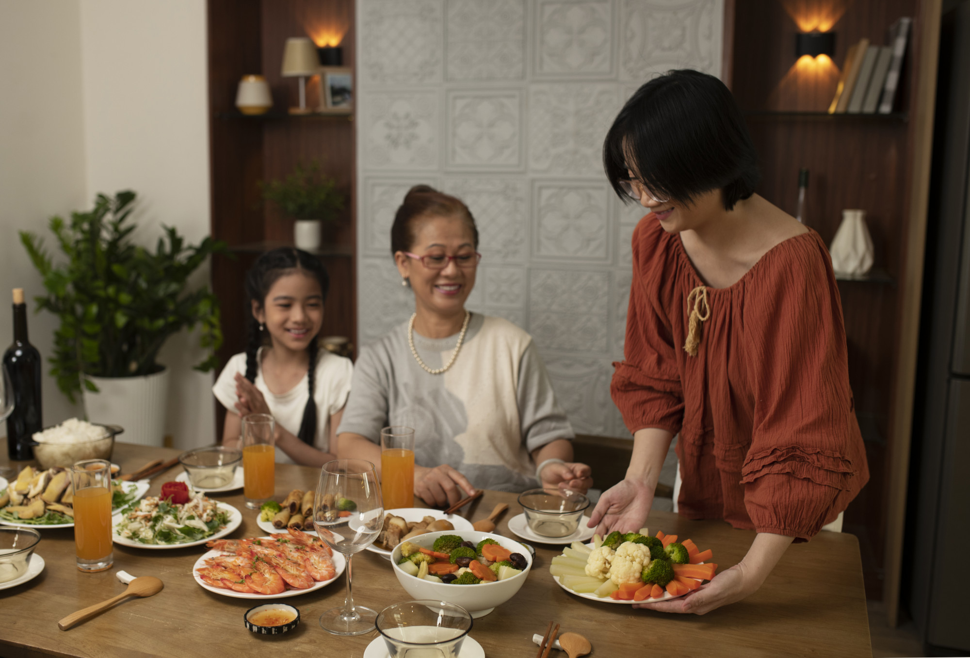 Chuyến du lịch của người lớn nhà Kim luôn tất bật với bếp núc - Ảnh: Freepik