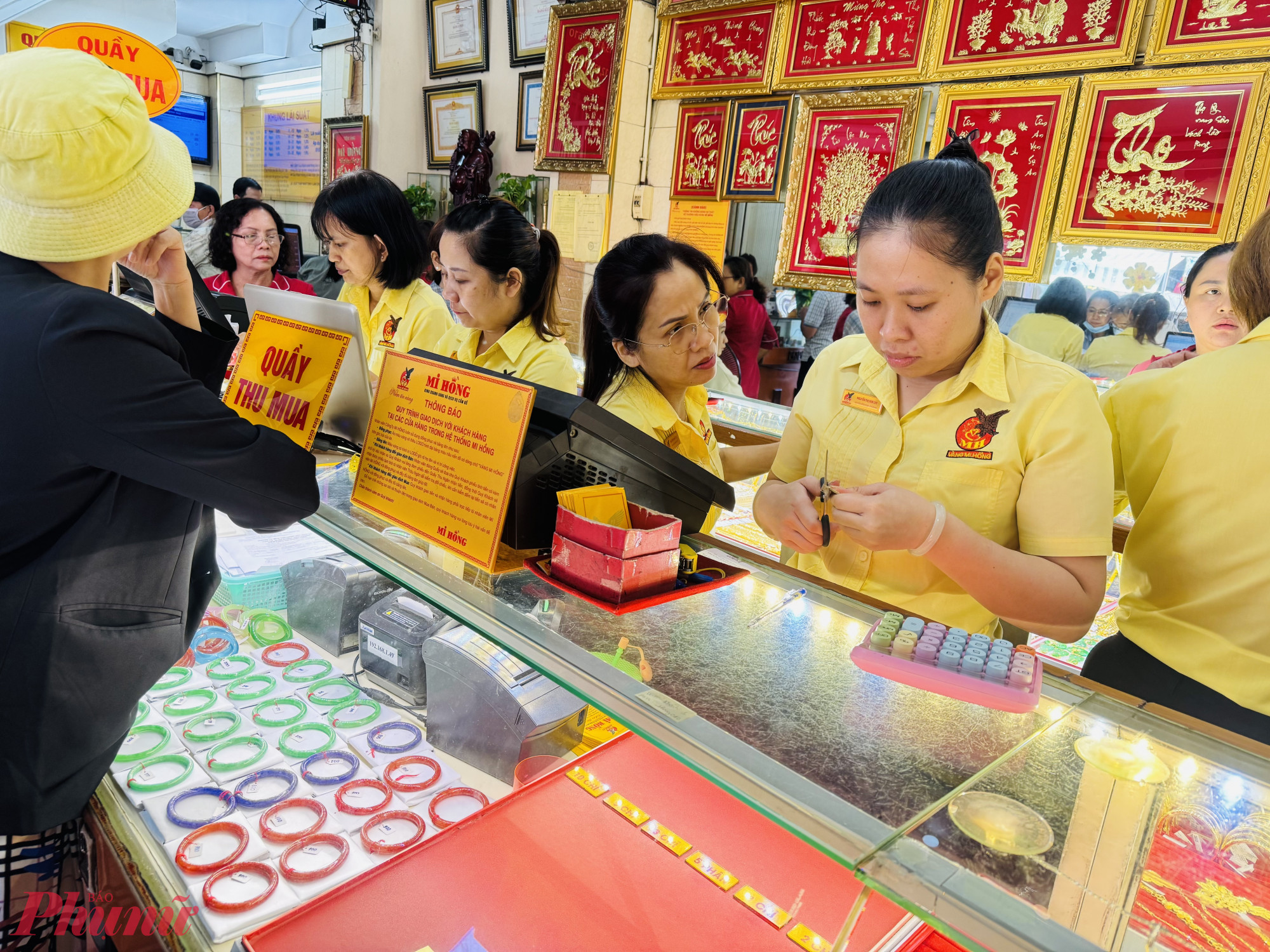 Đa phần là khách bán các loại vàng miếng đã mua từ rất lâu, bao bì vàng miếng đã bị ố vàng nên khi thu mua vào, nhân viên phải tiến hành cắt bỏ bao bì 