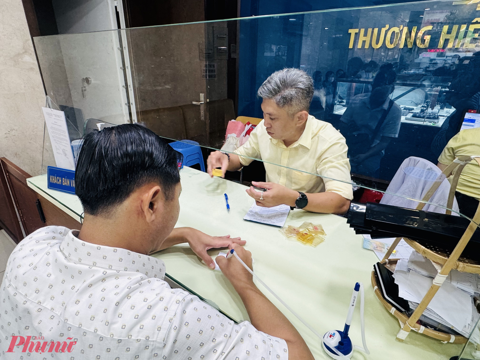 Tuy nhiên, trong chiều ngày 8/9, Công ty SJC ghi nhận lượng vàng bán ra khá lớn. Nhiều khách hàng đến bán từ 5-10 lượng, chủ yếu là vàng đã mua từ lâu, do đó bao bì đều đã bị ố màu. Vì vậy, khi thu mua, nhân viên đều phải cắt bỏ lớp bao bì này.