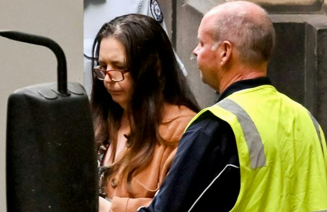 Kẻ giết người bị kết án Erin Patterson (trái) rời Tòa án Tối cao Victoria ở Melbourne vào ngày 8 tháng 9 năm 2025. Một thẩm phán Úc đã kết án Patterson vào ngày 8 tháng 9 tù chung thân với ân xá sau 33 năm vì giết ba người bằng nấm độc, kết thúc một phiên tòa gây ra sự điên cuồng của truyền thông toàn cầu.