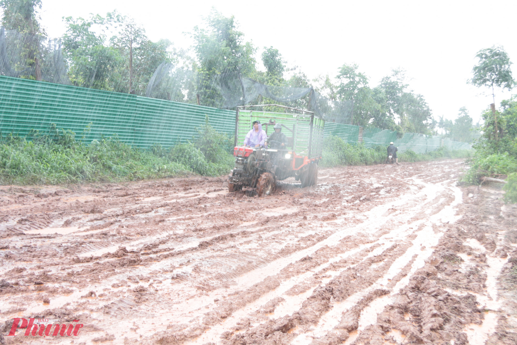 “Cứ sau một trận mưa, đoạn đường này lại vô cùng trơn trượt, đặc quánh bùn đất khiến cho việc lưu thông của các phương tiện gặp rất nhiều trở ngại. Xe tải không thể ra vào vườn để thu gom sầu riêng, bà con chỉ còn cách thuê xe máy cày loại gầm cao, có tời để đưa từng chuyến sầu riêng ra điểm tập kết để cân cho thương lái”, một người dân lắc đầu ngán ngẩm.