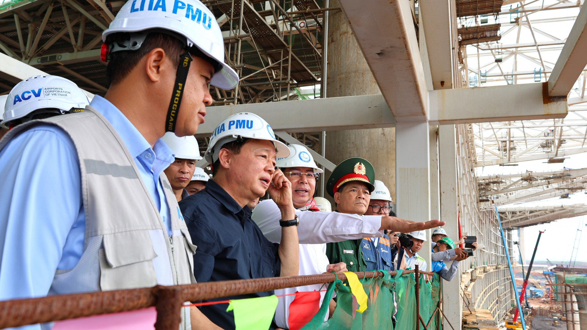 Phó Thủ tướng Trần Hồng Hà kiếm thực tế tại công trường sân bay Long Thành. Ảnh ACV