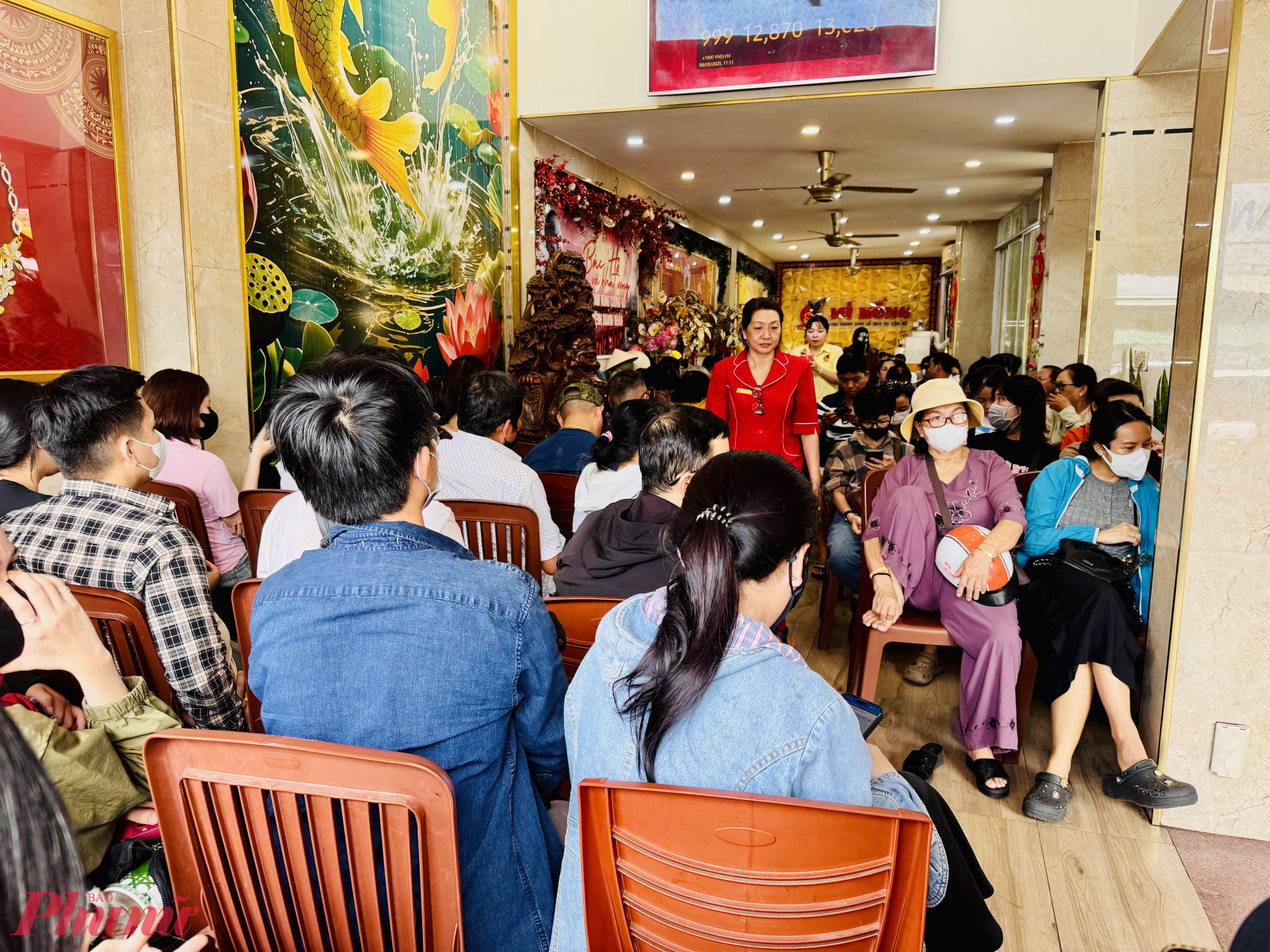 Tờ mờ sáng ngày 8/9, lượng khách đến tiệm vàng Mi Hồng đường Bùi Hữu Nghĩa, phường Gia Định, TPHCM