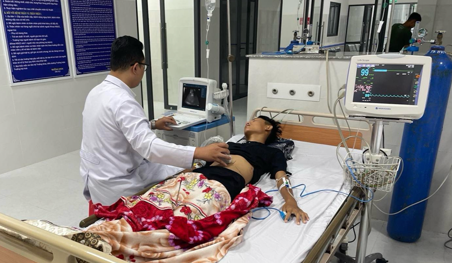 Bác sĩ siêu âm phát hiện nam sinh chấn thương bụng kín nặng, ảnh SYT