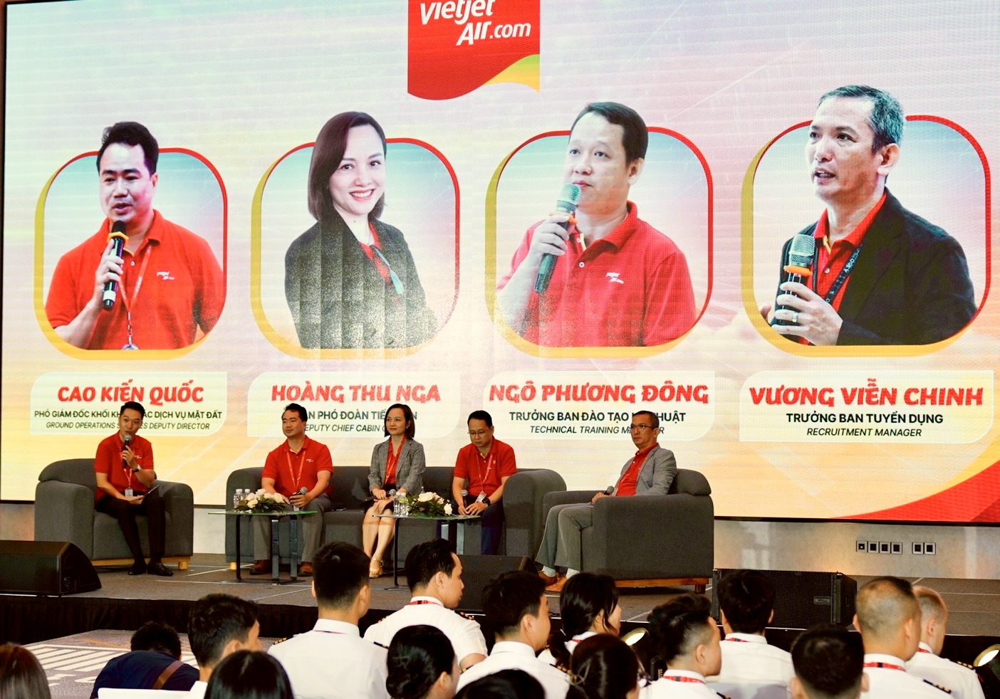 Lãnh đạo các khối khai thác bay, dịch vụ mặt đất, kỹ thuật, Học viện Hàng không Vietjet chia sẻ tại sự kiện - Ảnh: Vietjet