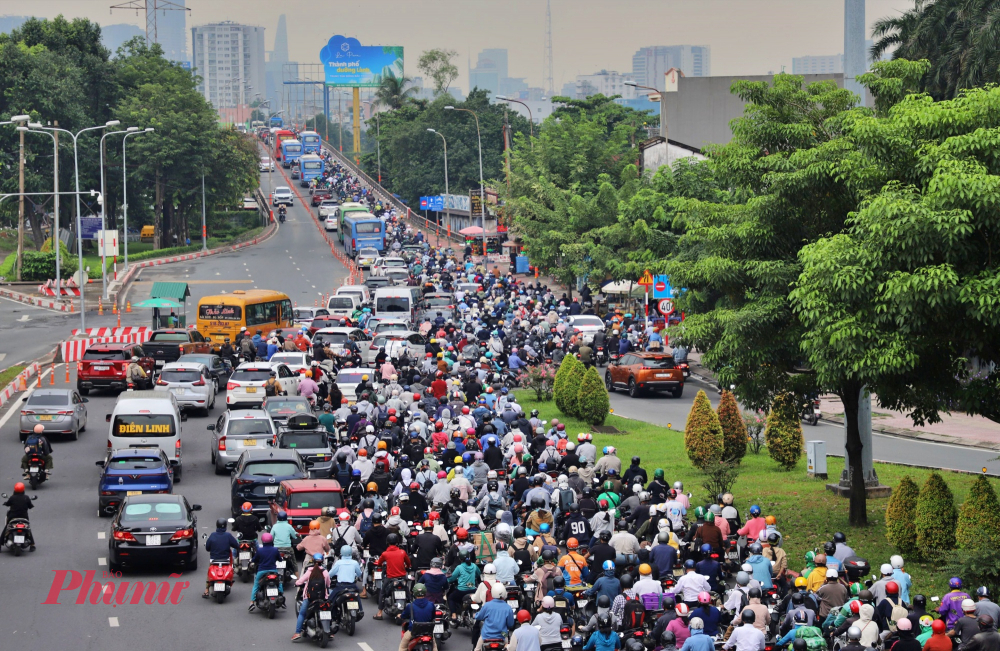 Dòng xe ken đặc qua cầu Bình Triệu 2 mỗi buổi sáng. Ảnh nguyễn Văn