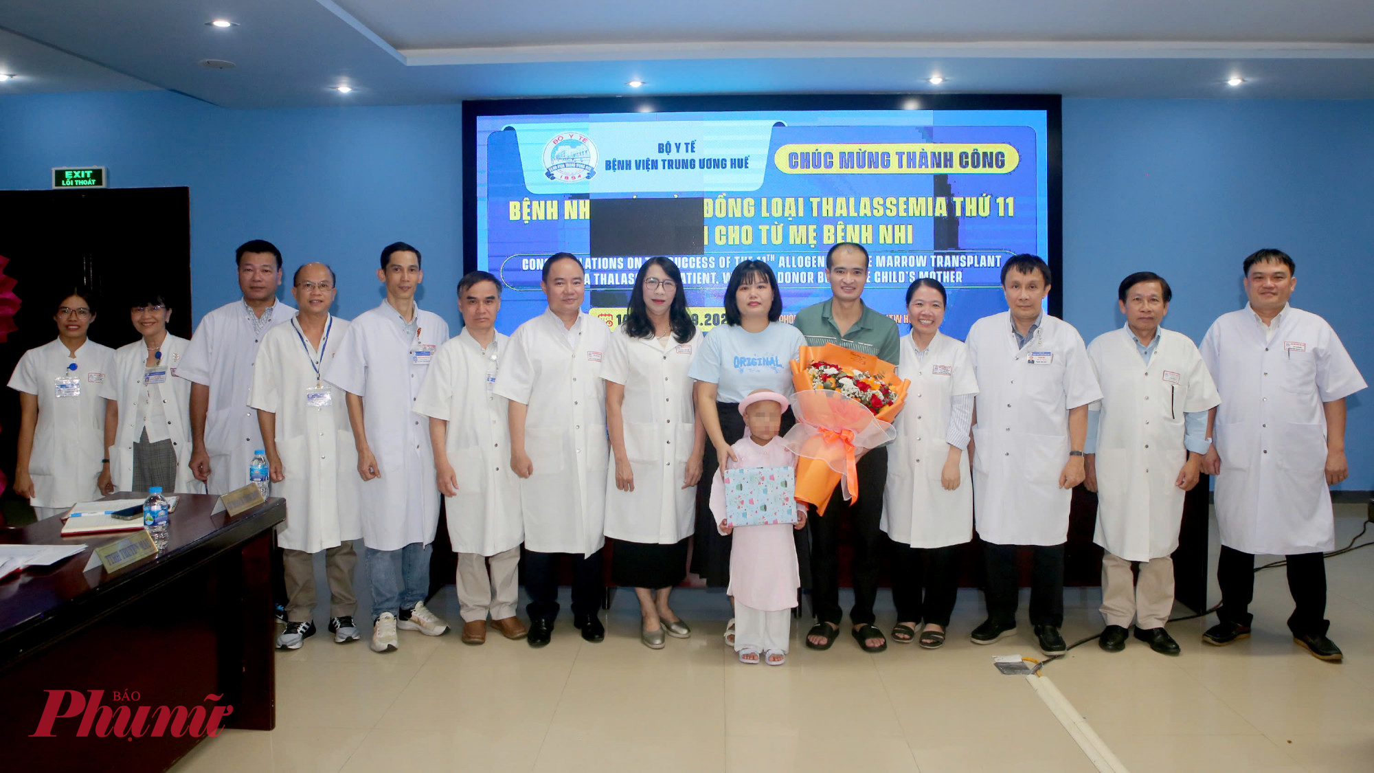 Cháu Vũ Quỳnh C. xuất viện trong niềm vui của bố mẹ, các bác sĩ Bệnh viện Trung ương Huế