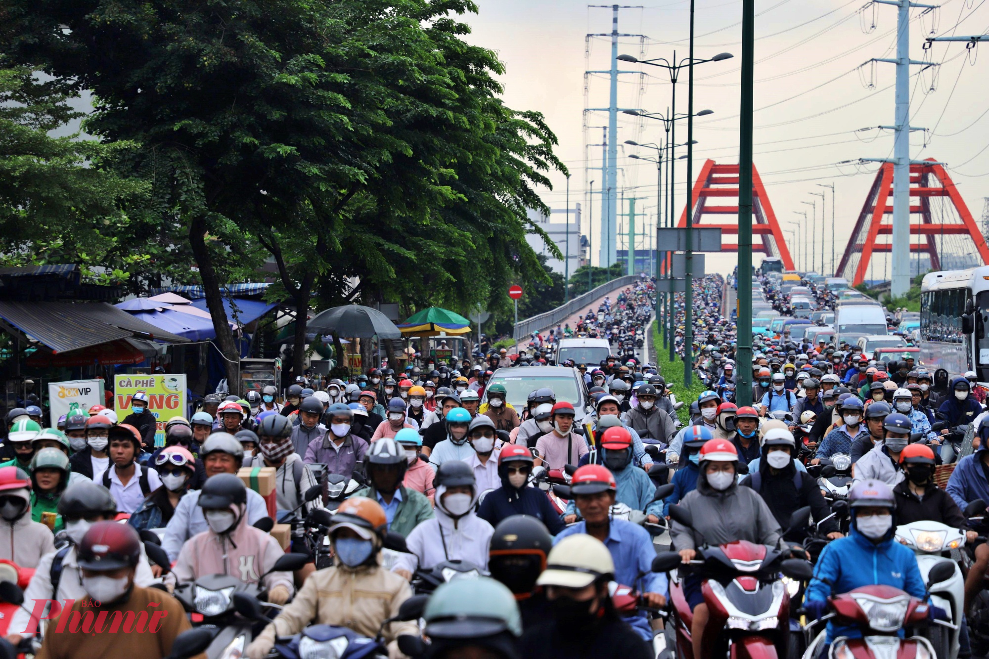 Kẹt xe đường Phạm Văn Đồng bị vạ lây kẹt xe do cầu Bình Triệu 2 cũng đang quá tải, sáng 8/9. Ảnh Nguyễn Văn
