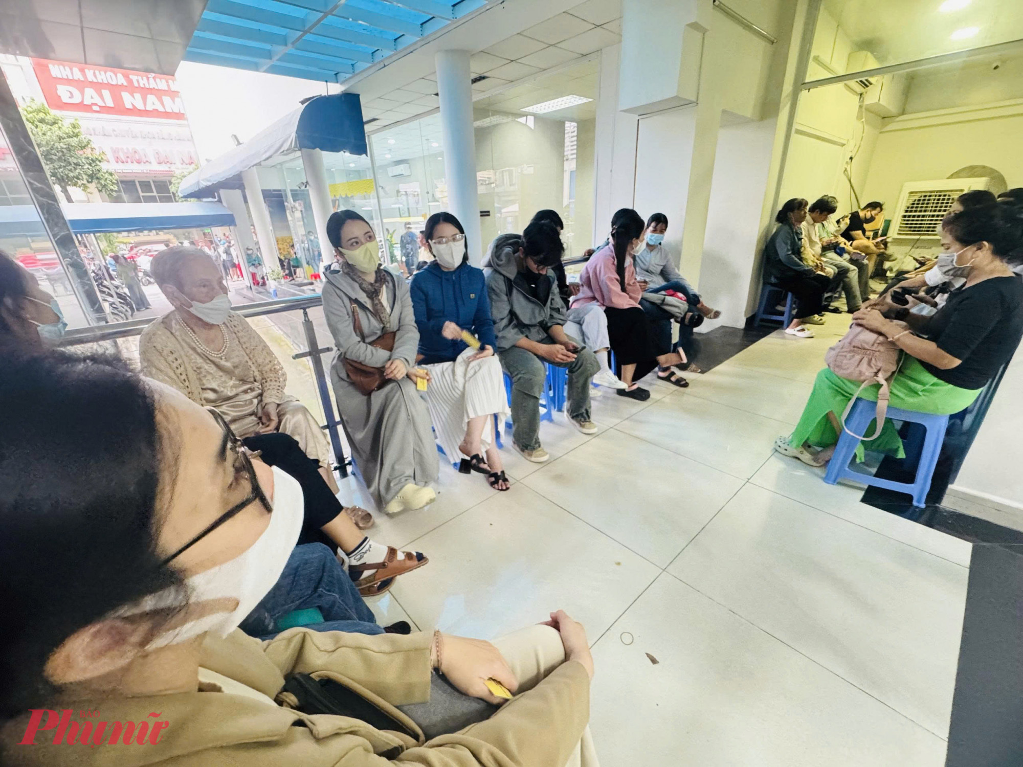 Cũng do lượng khách quá đông mỗi khách phải chờ từ 30 phút trở lên mới đến lượt giao dịch