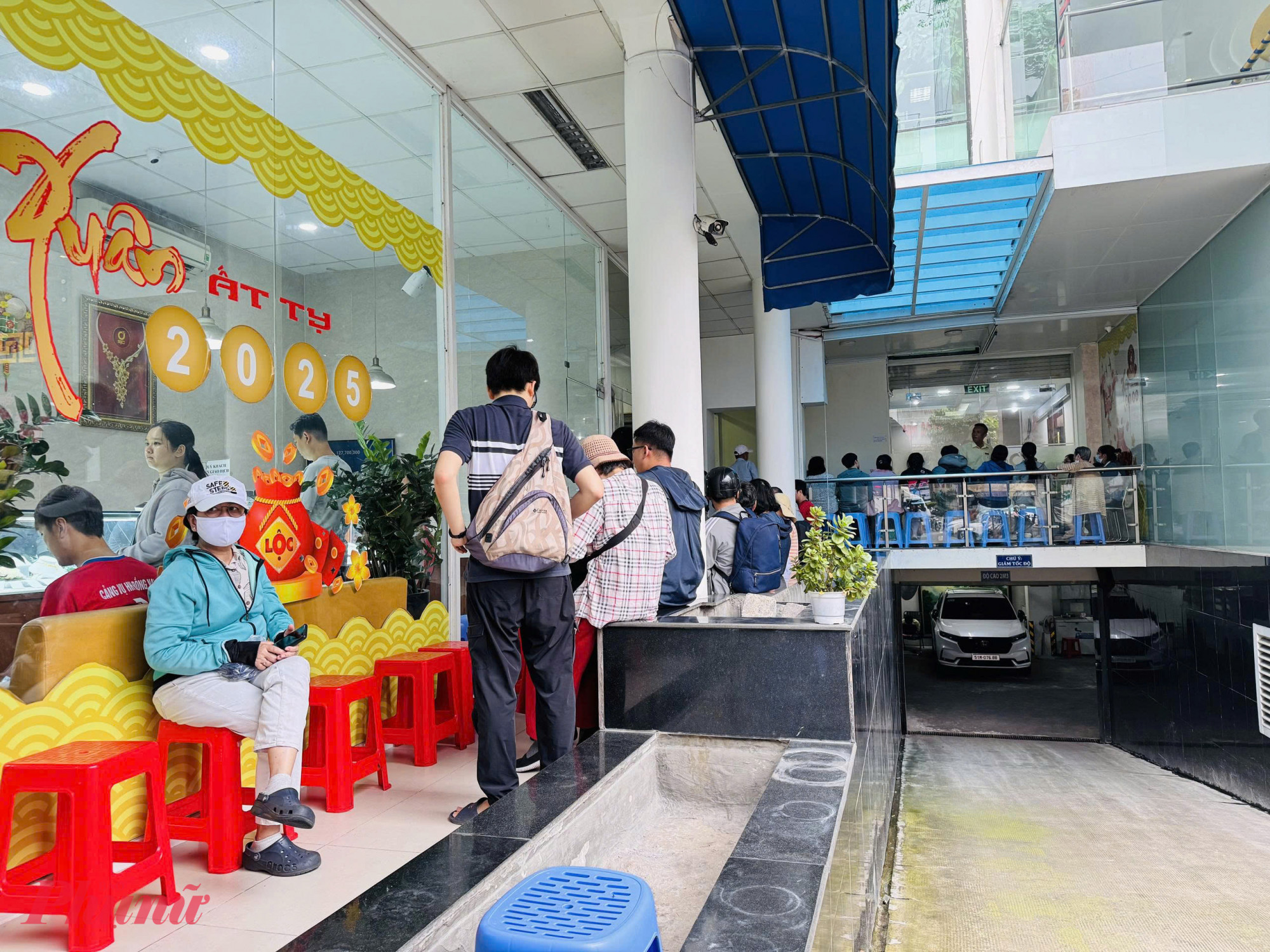 Tại Công ty Vàng bạc đá quý Sài Gòn (SJC) trên đường Nguyễn Thị Minh Khai, 