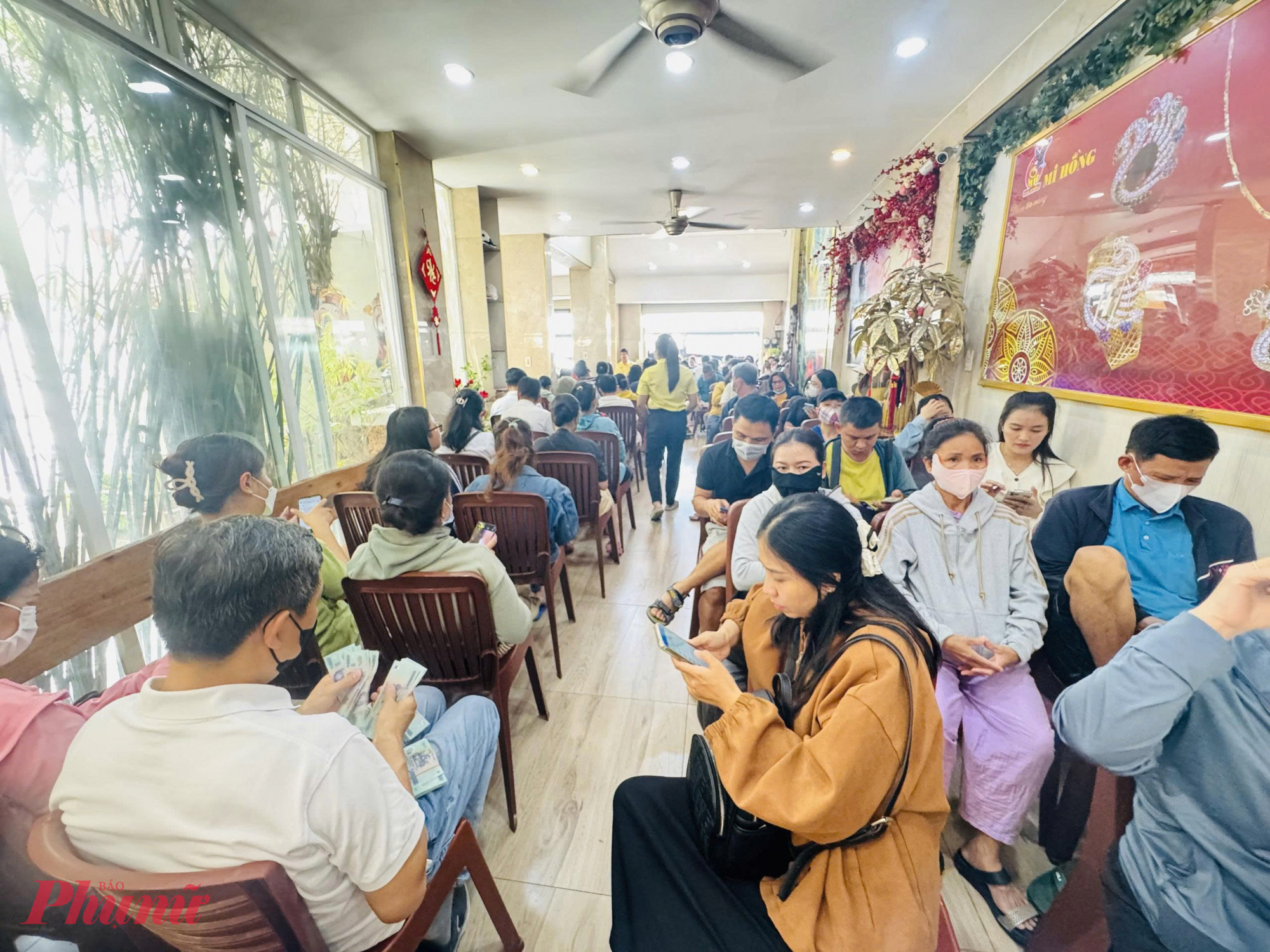Mặc dù đã 11 giờ trưa, lượng khách tại các quầy giao dịch vẫn rất lớn, khiến mỗi người phải chờ trung bình 15-30 phút. Nhân viên cho biết, số lượng người đến giao dịch đã giảm đáng kể, chỉ còn một nửa so với những ngày trước, sau khi có chỉ đạo của Thủ tướng về việc kiểm soát giá vàng và ngăn chặn các hành vi thao túng thị trường.